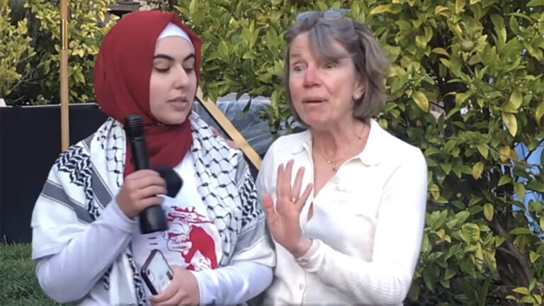 « Ce n'est pas votre maison » : un manifestant anti-israélien perturbe le dîner dans la cour du doyen de la faculté de droit de Berkeley et refuse de partir