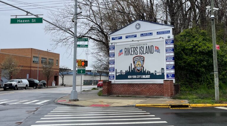 À Rikers Island, des volontaires juifs établissent un « lien puissant » avec les détenus en dirigeant des services de prière