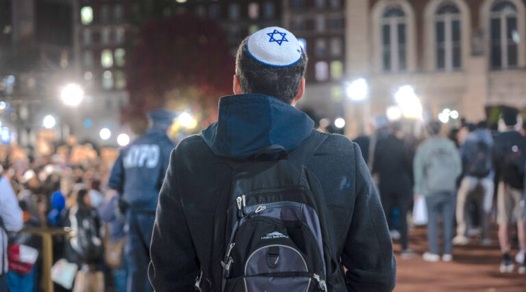 Des écoles sûres pour les Juifs ?  Hillel réorganise son guide universitaire en réponse aux troubles sur le campus
