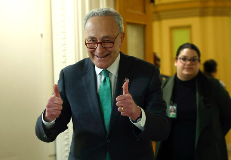 « Dieu veut que nous fassions la bonne chose » : comment Schumer a persuadé le président de la Chambre, Johnson, d'adopter le projet de loi sur l'aide étrangère