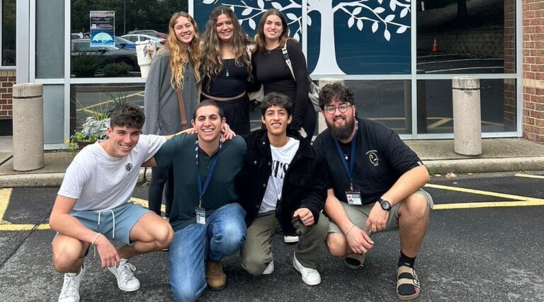 Ils sont venus en Amérique pour enseigner Israël aux adolescents.  Puis la guerre à Gaza a modifié le programme scolaire.