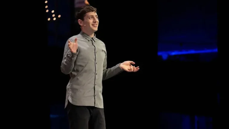 "Just For Us" d'Alex Edelman est diffusé sur HBO et Max, avec l'identité juive et l'antisémitisme à nouveau sous les projecteurs