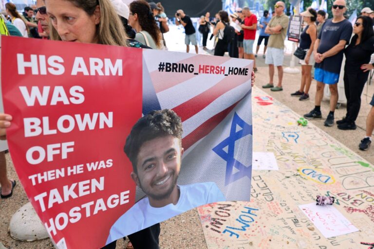 L'otage américano-israélien Hersh Goldberg-Polin est vu vivant dans une vidéo apparemment récente publiée par le Hamas