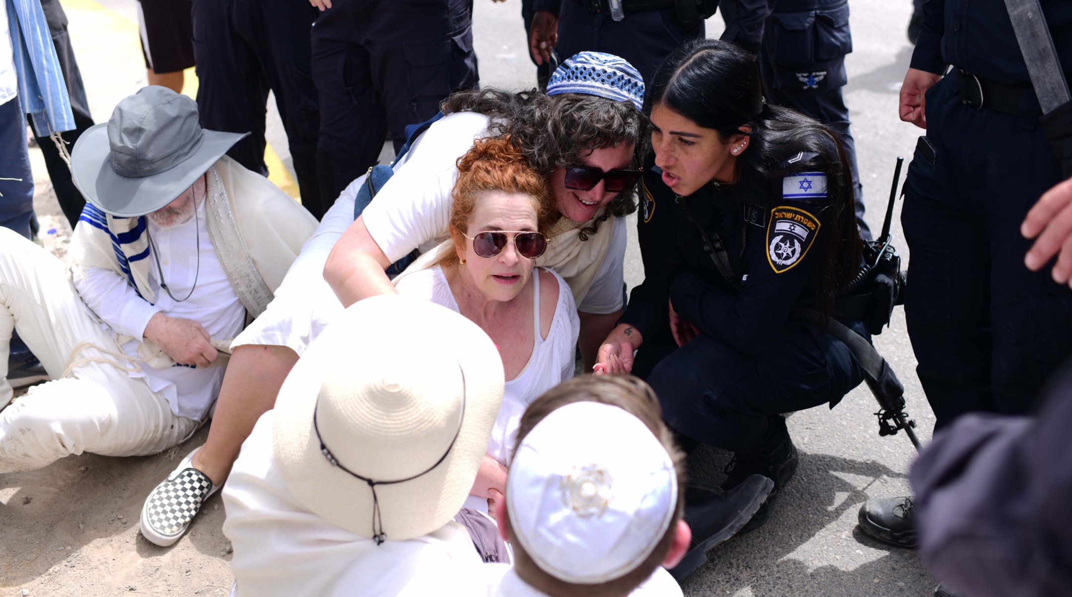 La police israélienne arrête l'auteure Ayelet Waldman et 6 autres personnes lors d'une manifestation à la frontière de Gaza