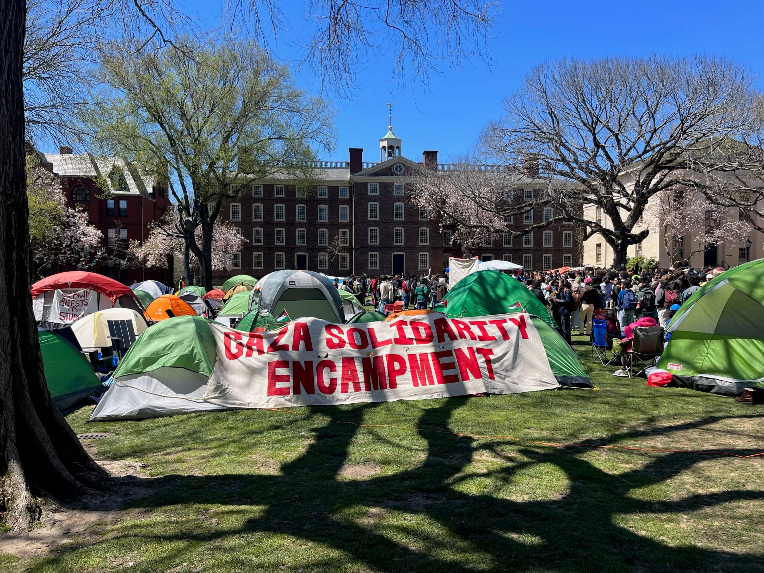 Le président Brown tente d'adopter une approche moins conflictuelle concernant le campement étudiant de Gaza