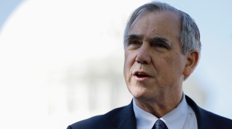 Le sénateur Jeff Merkley invoque Pâques pour condamner « le bombardement aveugle de Netanyahu sur Gaza », entraînant une condamnation