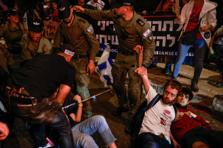 Les manifestants veulent le départ de Netanyahu.  Le gouvernement israélien de plus en plus dysfonctionnel rend cela presque impossible