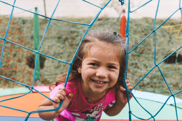 Solutions de sécurité : choisir les bons matériaux pour les aires de jeux pour enfants
