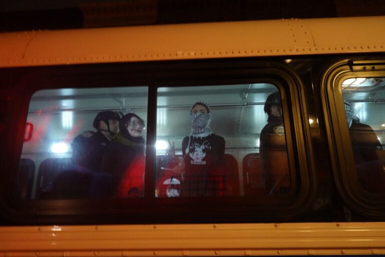 La police fait une descente dans le bâtiment de l'Université de Columbia occupé par des manifestants anti-israéliens, arrêtant des dizaines de personnes