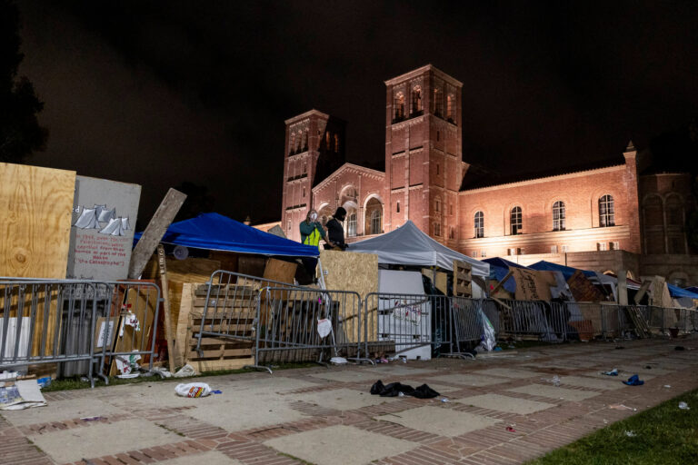 Des manifestants pro-israéliens auraient suivi et attaqué des étudiants journalistes de l'UCLA quittant le camp au corps à corps
