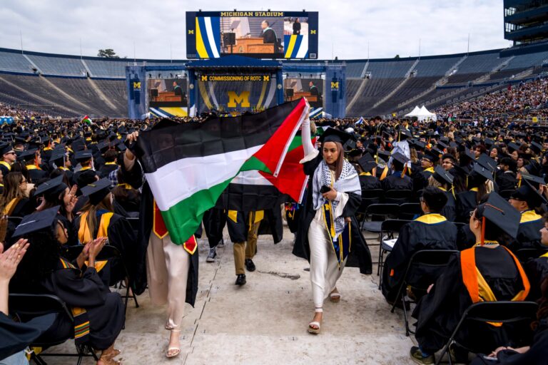 Au Michigan, à Boston et ailleurs, les manifestants pro-palestiniens s'affirment lors des remises de diplômes universitaires