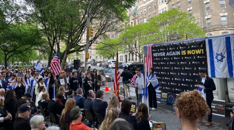 Un rassemblement commémoratif de l'Holocauste dans l'Upper West Side établit des comparaisons entre le climat de la Colombie et celui de l'Allemagne nazie