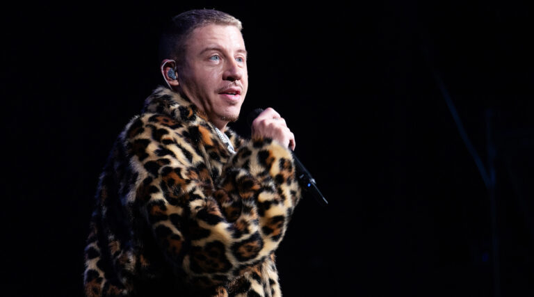 "Hinds Hall", le nouveau morceau de rap de Macklemore, défend les manifestations universitaires pro-palestiniennes et condamne Israël