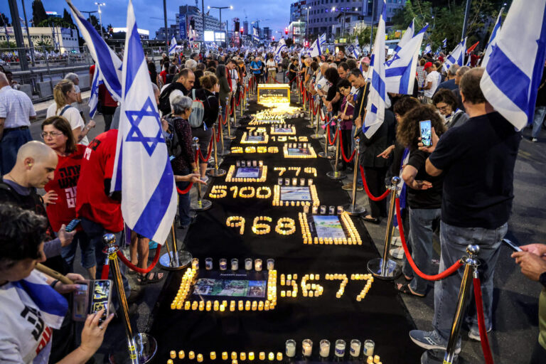 לכּבֿוד יום-הזכּרון זאָל דער געדענק־פּלאַקאַט פֿון קיבוץ בארי ניש ט לאָזן פֿאַרגעסןLe jour de Yom Hazikaron, que l'affiche commémorative du kibboutz Be'eri nous empêche d'oublier