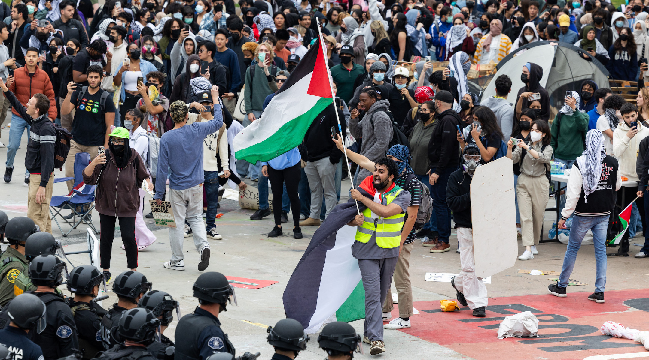 Les travailleurs de l'Université de Californie autorisent la grève en réponse au traitement réservé aux manifestants pro-palestiniens