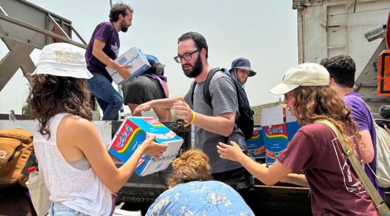 Une vidéo montrant des Israéliens saccageant l’aide à Gaza provoque des affrontements entre militants rivaux