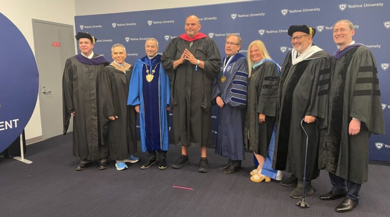 Alors qu'il reçoit un prix à l'entrée de l'Université Yeshiva, John Fetterman désavoue son alma mater, Harvard