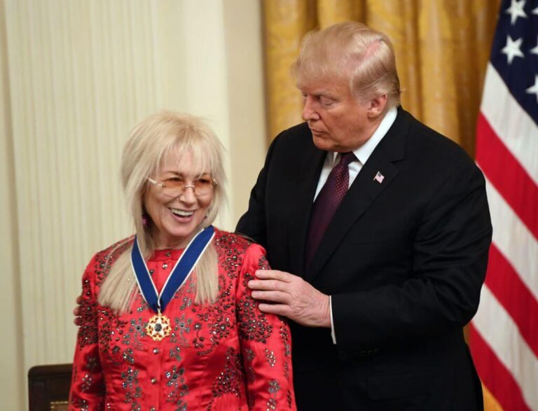 Après avoir hésité, Miriam Adelson engage plus de 100 millions de dollars dans la campagne de Trump
