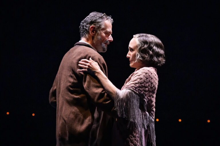 "C'est un garçon de 60 ans qui rencontre une fille de 60 ans" : Steven Skybell à propos du rôle de Herr Schultz dans "Cabaret"