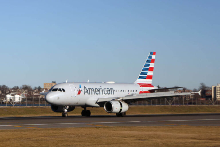 Des étudiants orthodoxes cherchent des réponses après qu'American Airlines les a retirés de leur vol sans explication