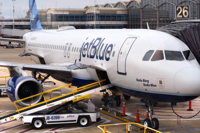 JetBlue interdit aux agents de bord de porter des épinglettes du drapeau palestinien après un incident avec un passager juif