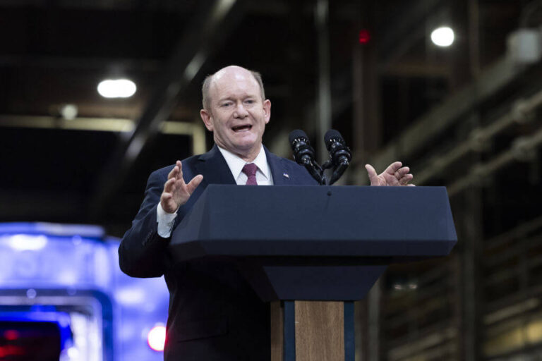 Le sénateur Chris Coons défend Biden sur l'interdiction des bombes à Rafah : Reagan a refusé l'aide « à plusieurs reprises »