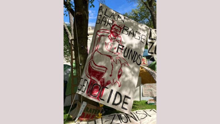 Les critiques disent que l'affiche représentant le président juif de Harvard comme un diable était antisémite