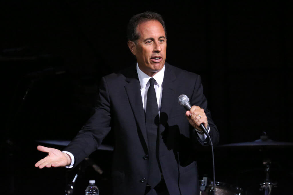 Les étudiants sortent alors que Jerry Seinfeld, un récent défenseur d'Israël, prononce le discours d'ouverture de Duke