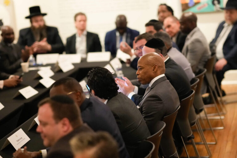 Pour lutter contre la montée des crimes haineux, le maire de New York suggère une campagne de relations publiques