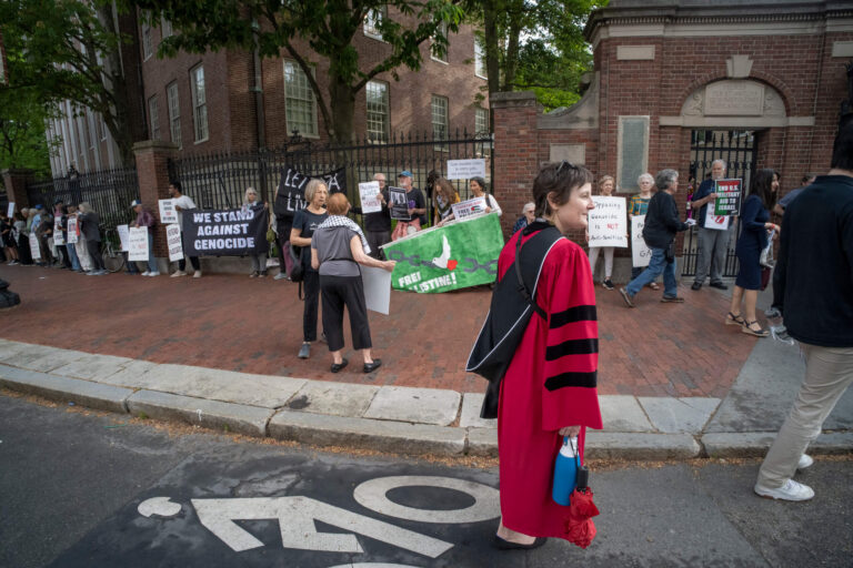 Pourquoi un rabbin de Harvard a quitté la scène lors de la cérémonie d'ouverture