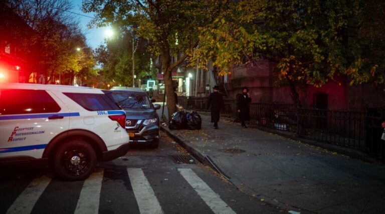 Un homme accusé de crimes haineux après avoir conduit une voiture sur des juifs orthodoxes à Brooklyn
