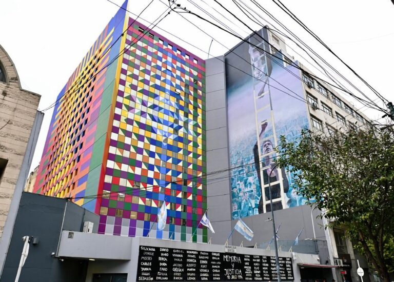30 ans après l'attentat meurtrier, le centre juif AMIA de Buenos Aires dévoile un nouveau design haut en couleurs