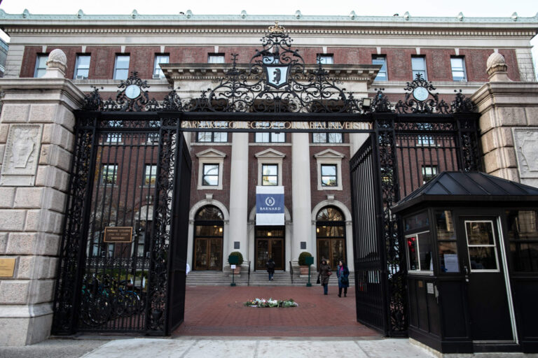 À la suite d'un procès pour antisémitisme, Barnard interdit les messages sur les portes des dortoirs