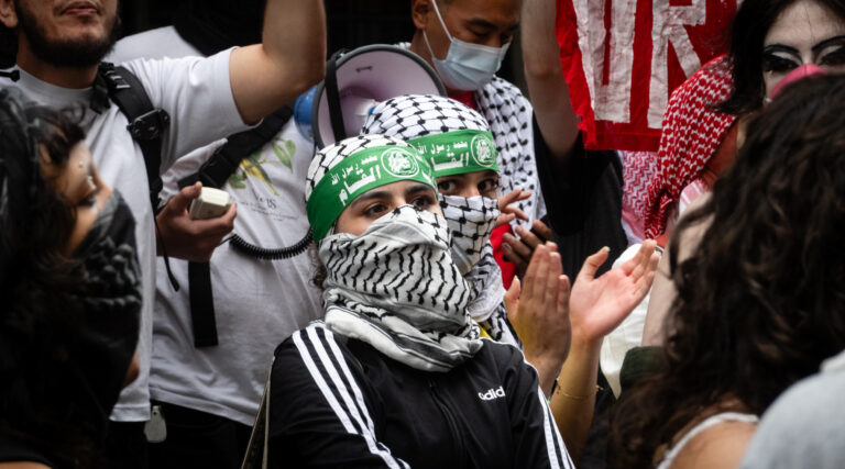 Alors que les appels à l'interdiction du port du masque à New York prennent de l'ampleur, des groupes de défense des droits juifs et noirs annoncent leur soutien