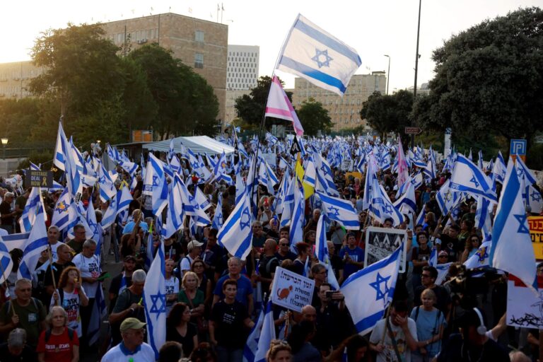 Alors que les négociations de cessez-le-feu se poursuivent et que les manifestations font rage, voici les cinq plus grandes questions auxquelles Israël est confronté