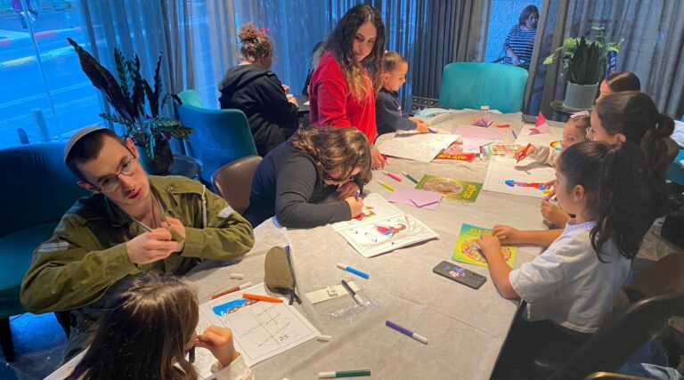 Comment un adolescent israélien navigue dans les incertitudes de la vie en temps de guerre