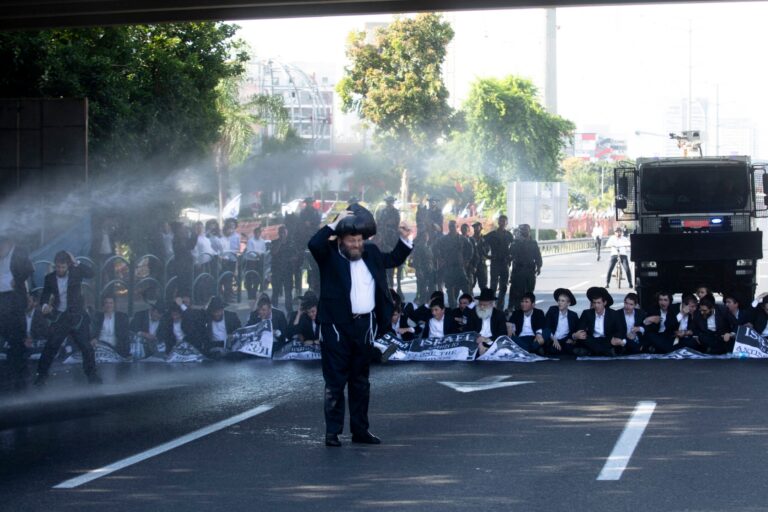 Dans une décision historique, la plus haute cour d'Israël déclare que les juifs orthodoxes ultra-orthodoxes doivent servir dans l'armée