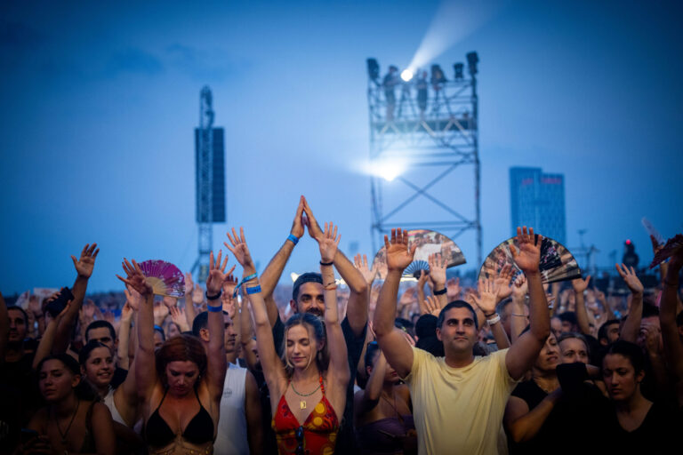 Des dizaines de milliers de personnes se sont rassemblées dans un parc de Tel-Aviv pour le premier concert de Nova depuis le massacre du 7 octobre