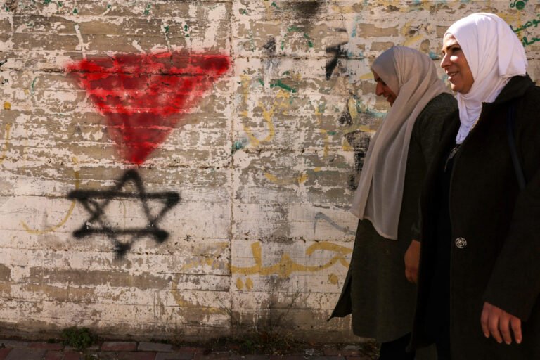 Des vandales ont peint un triangle rouge sur la maison d'un directeur de musée juif.  Qu'est-ce que ça veut dire?