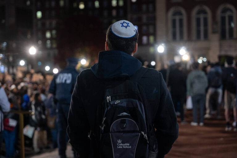 Elle dirigeait un centre universitaire sur l'Holocauste.  Elle dit maintenant que des incivilités à l’égard d’Israël l’ont conduite dans une école catholique.