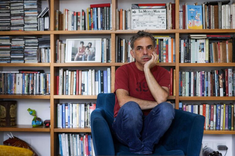 Etgar Keret : AI pense que j'ai écrit un certain nombre de romans qui n'existent pas.  Alors j'ai essayé de