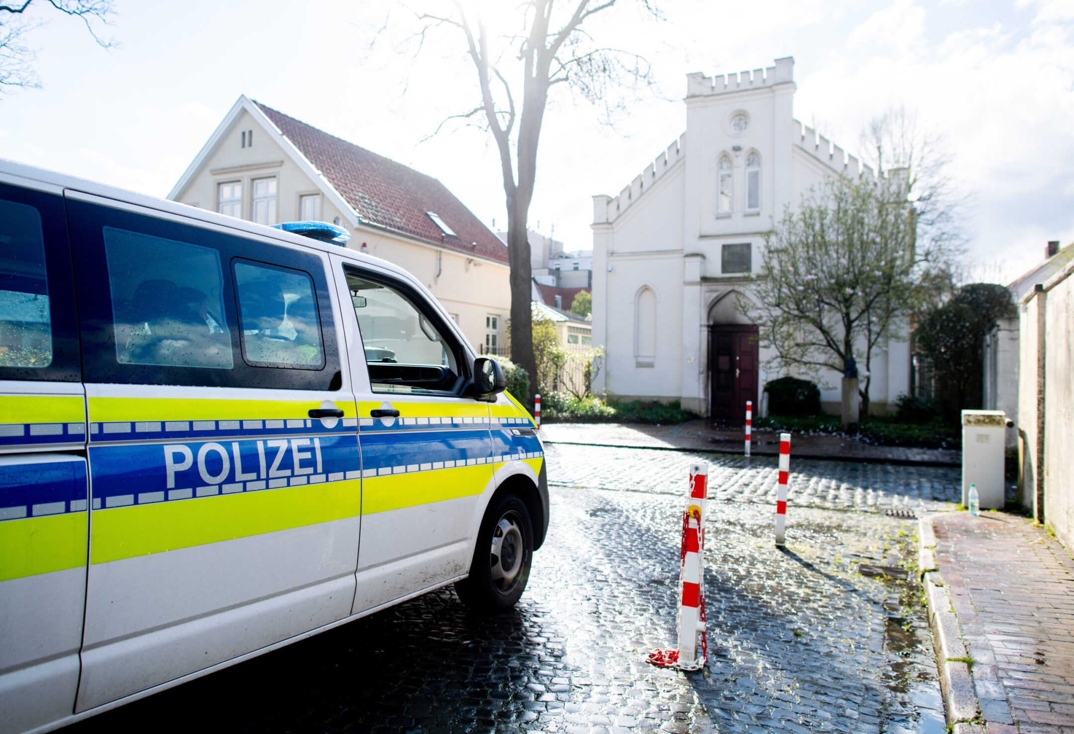 La synagogue d'Oldenbourg, en Allemagne, est la cible d'un cocktail Molotov ;  des centaines de personnes se rassemblent en solidarité avec la communauté juive