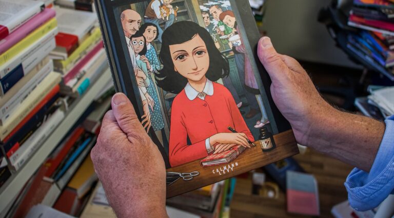 Le district scolaire du Texas accepte de supprimer "Le Journal d'Anne Frank", "Maus" et 670 autres livres après la plainte d'un groupe de droite