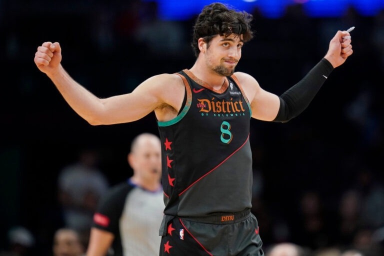 Le seul joueur israélien de la NBA est passé de la deuxième pire équipe à la pire