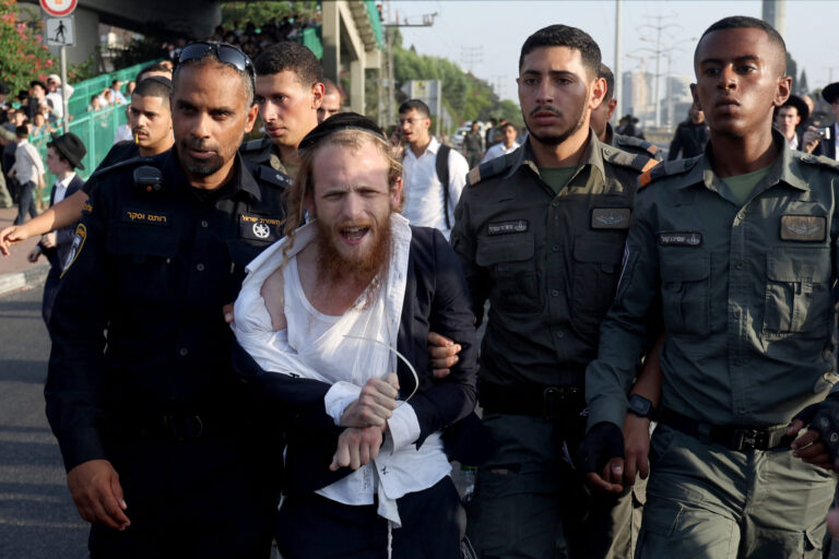 Les Haredim mettent en garde contre une « guerre de religion » après que la Cour suprême d'Israël a ordonné le projet de yeshiva