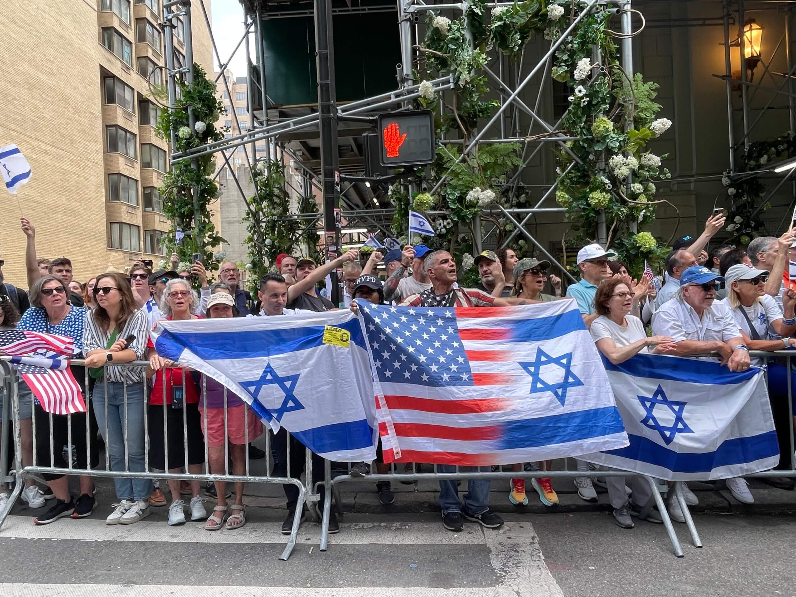 Les chants "Ramenez-les à la maison" remplacent l'ambiance festive habituelle lors du défilé annuel pour Israël à New York