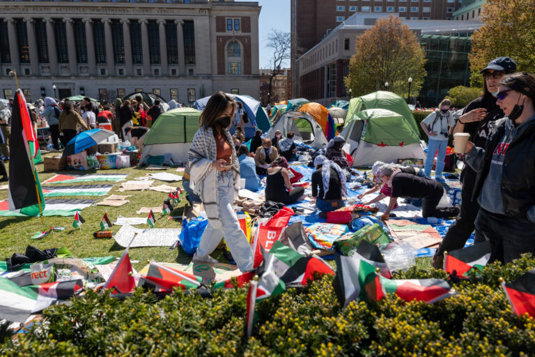 Les manifestants reconstruisent un campement pro-palestinien à Columbia lors de réunions de classe