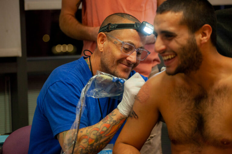 Essai photo « Le tatouage le plus important que j'ai jamais fait » : des artistes se portent volontaires pour tatouer les survivants du 7 octobre Essai photo « Le tatouage le plus important que j'ai jamais fait » : des artistes se portent volontaires pour tatouer les survivants du 7 octobre
