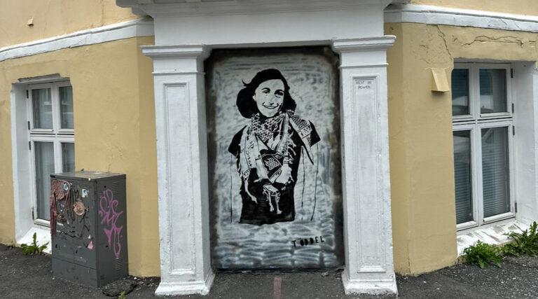 Un artiste de rue norvégien défend une fresque représentant Anne Frank portant un keffieh Un message de notre rédactrice en chef Jodi Rudoren