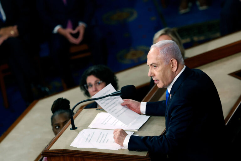 Alors que Netanyahu promet de « les ramener à la maison », six membres de la famille des otages sont arrêtés pour avoir protesté contre son discours. Un message de notre rédactrice en chef Jodi Rudoren